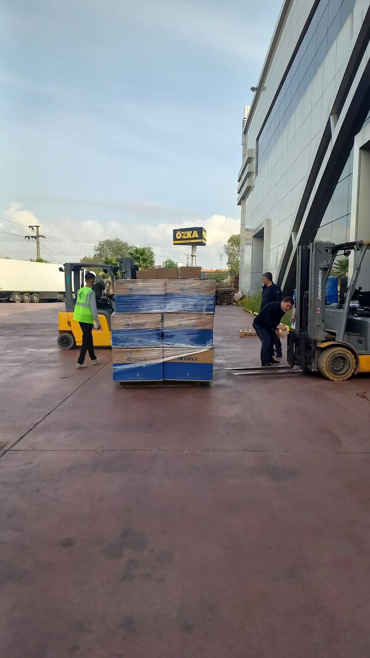 Forklift ile streçlenmiş palet taşınırken, saha girişinde ikinci forklift